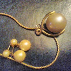 Set of pearl and gold